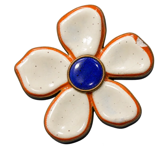 Chipped enamel daisy fridge magnet